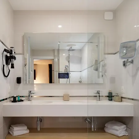 & Octel Hotel
